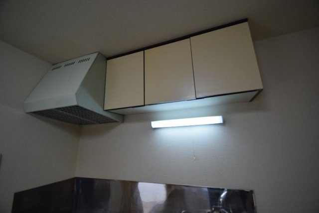 コーポラスＩＺＵＫＩの設備|キッチン上の収納です