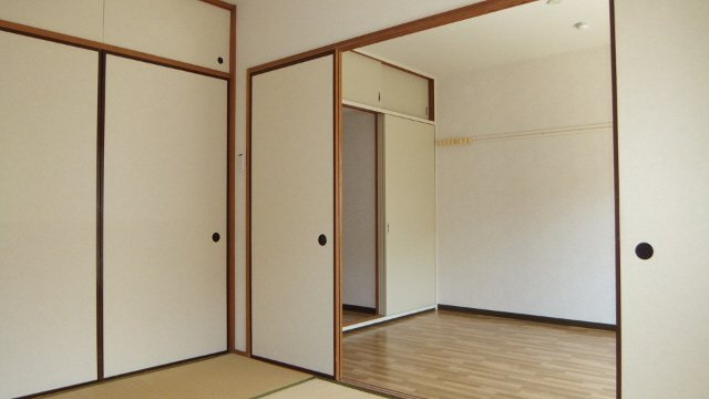 ゴールデンタウン岡崎の居間・リビング|敷地内に駐車場あります