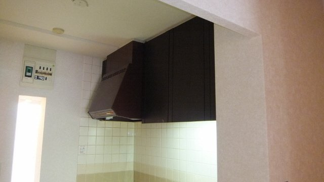 ゴールデンタウン岡崎のキッチン|キッチン上部に棚あります