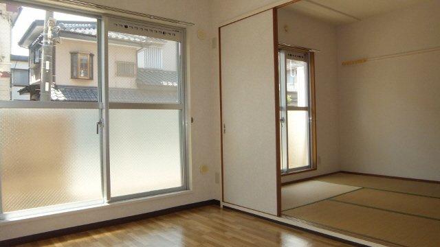 ゴールデンタウン岡崎の居間・リビング|きれいな室内です。