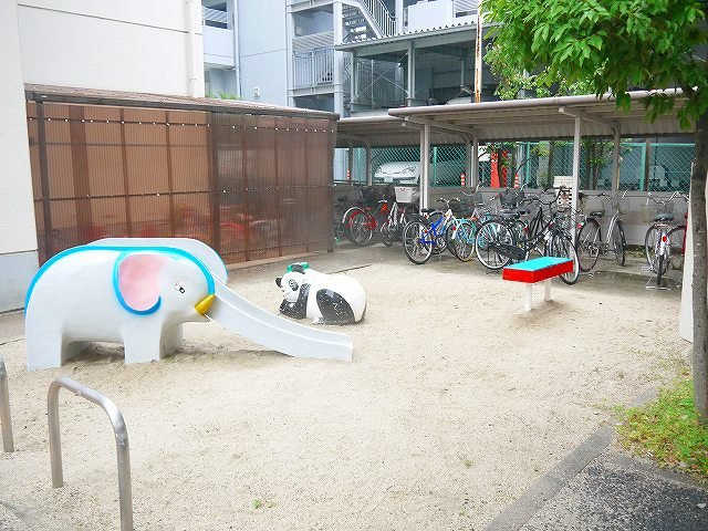 メゾン佐保B棟のその他共用部分|屋根付きの駐輪場です