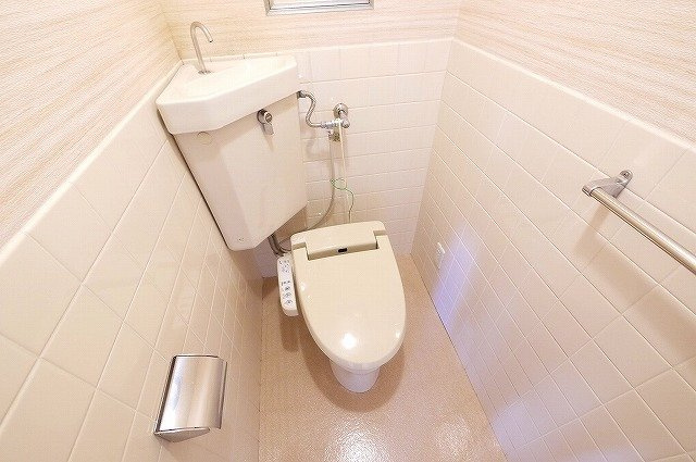 メゾン佐保B棟のトイレ|落ち着いた色調のトイレです