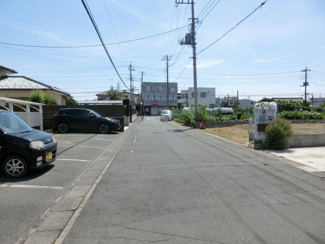 鴻巣市稲荷町の売地の前面道路含む現地写真|前面道路の写真です。対象地は右側です。