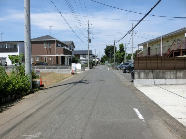 鴻巣市稲荷町の売地の前面道路含む現地写真|前面道路の写真です。対象地は左側です。