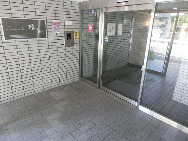 ファミーユ桜川のエントランス