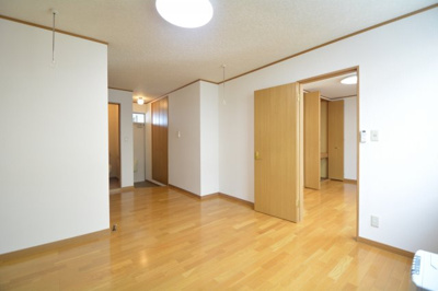 【内装】 | コーポラスパークタウンA | ゆったりとした居間です