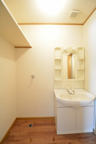 【洗面所】 | コーポラスパークタウンA | 洗濯機置き場、上には棚があります。