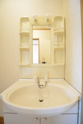 【独立洗面台】 | コーポラスパークタウンA | 独立洗面台、小物を置くことができて便利です