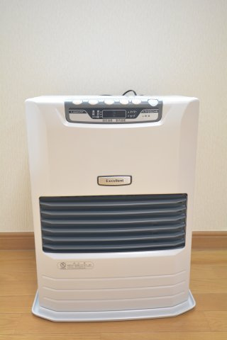 【その他】 | コーポラスパークタウンA | FFストーブ、カードリッジタンク式、リビングのみにあります。