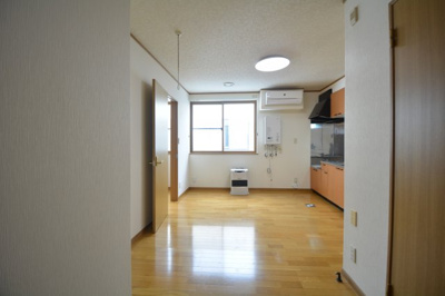 【居間・リビング】 | コーポラスパークタウンA | こちらのリビングで趣味の時間をお楽しみください