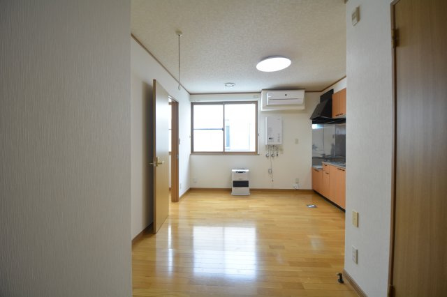 【居間・リビング】 | コーポラスパークタウンA | こちらのリビングで趣味の時間をお楽しみください