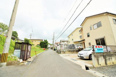 【前面道路含む現地写真】 | 大津市稲津2丁目　中古戸建 | 前道は幅員5.4メートル、間口8.8メートルあります。