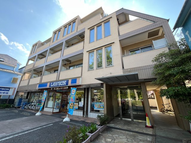 【外観】 | ベルコート井の頭 | 一階ローソン、目の前に井の頭公園
