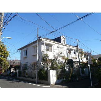 【外観】 | 大成パルコン施工のプレキャストコンクリート造の2階建て。耐震性のある頑丈な作りです。南向きで日当たりもよく、閑静な立地です。お買い物はクイーンズ伊勢丹や生協・ドラッグストア・コンビニ徒歩圏にあります。