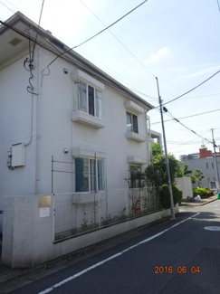 【外観】 | ２０１号室を道路面から見た外観。道路に面して（西側）2部屋には出窓があります。