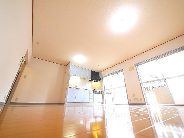 ヴィルドミール富雄の内装|ゆったりとした居間です