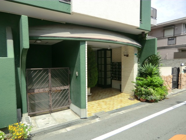 グレースファイブ塚本のエントランス