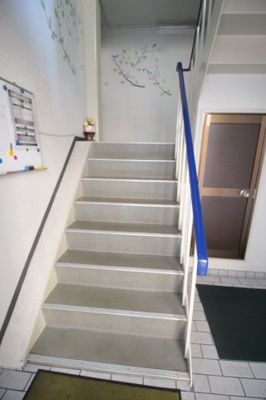 【エントランス】 | ヴェルヘル生駒Ⅰ | 階段