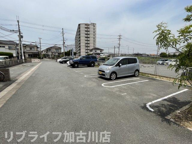 加古川市尾上町口里のハイツの駐車場