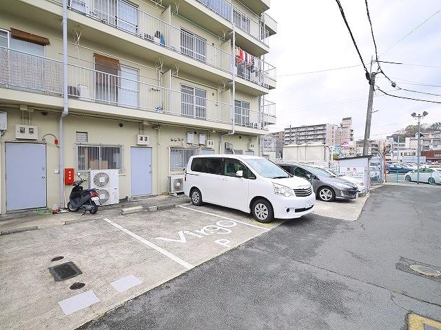 富雄サニーハイツの駐車場|駐車場があるので、車を買う予定の方も安心です