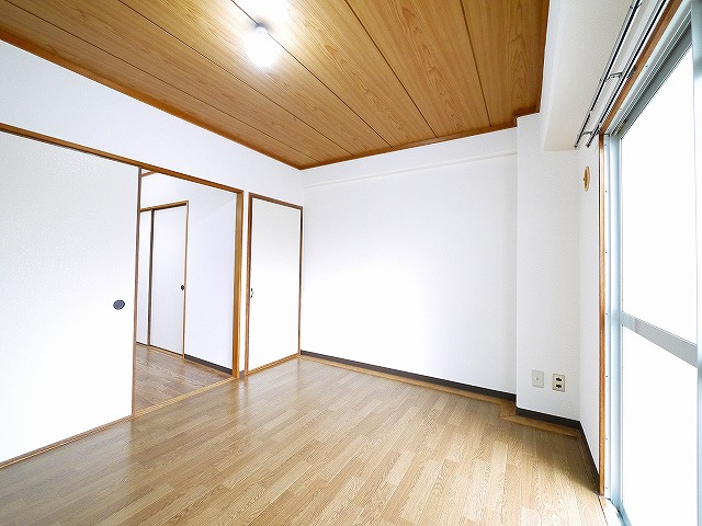 富雄サニーハイツの洋室|コンパクトで使いやすい洋室です
