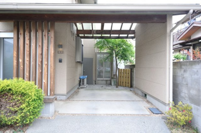 【駐車場】 | 津田町國分邸 | １台は屋根あり
