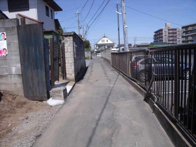 鴻巣市本町７丁目の中古一戸建の前面道路含む現地写真