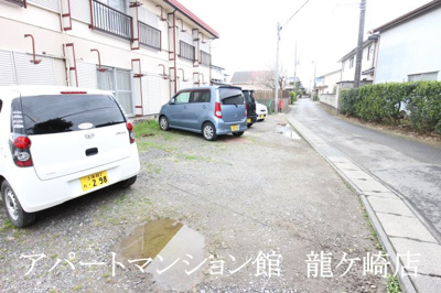 【駐車場】 | メゾンド直鮒 | 敷地内駐車場3,000円