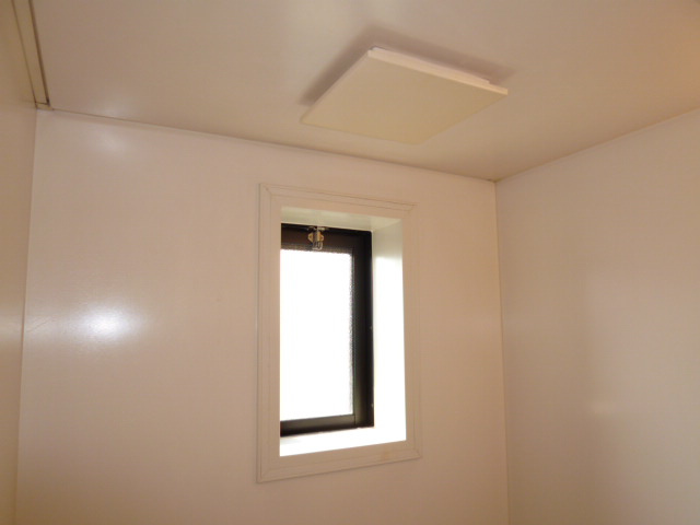 リビエール倉敷Ａの浴室|浴室窓・換気扇