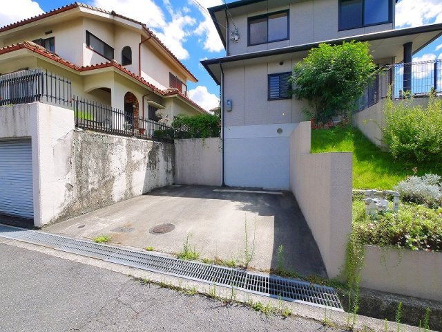 東生駒4丁目戸建の駐車場