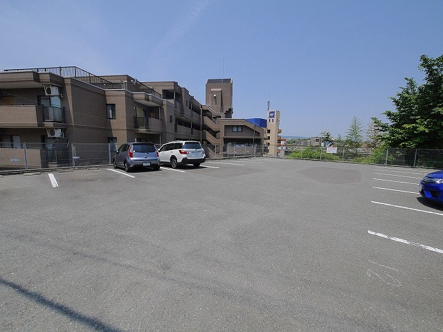 ネオハイツ東生駒の駐車場