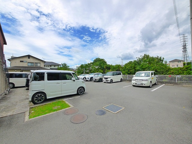 ミナージュ高の原の駐車場