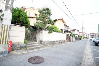 【前面道路含む現地写真】 | 山科区東野中井ノ上町　中古戸建 | 前道の向かいは駐車場ですので建物がありません。