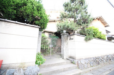 【外観】 | 山科区東野中井ノ上町　中古戸建 | しっかりとした門がある古民家風のお家。