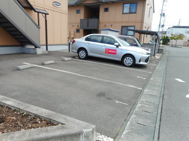 LongBridge　Aの駐車場