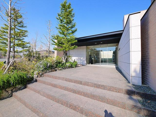 ローレルコートあやめ池のエントランス