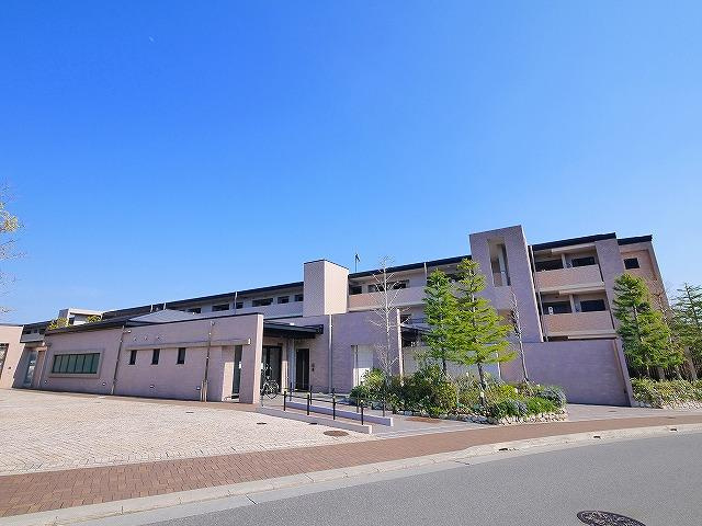 ローレルコートあやめ池の外観