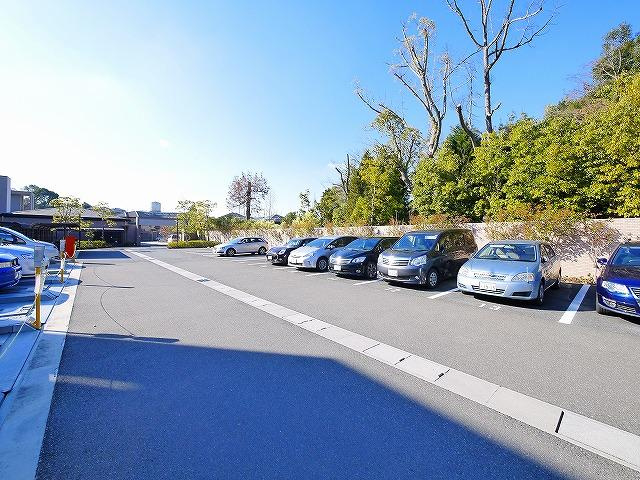 ローレルコートあやめ池の駐車場