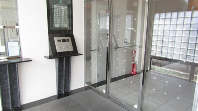 【エントランス】 | リベール姫路飾磨 | 高級感のあるオートロック！管理人さんもいます！