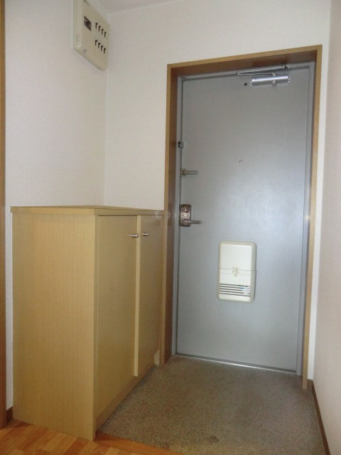 ロイヤルコート歌島の玄関