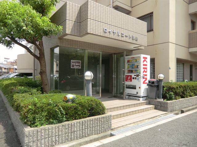 ロイヤルコート歌島のエントランス