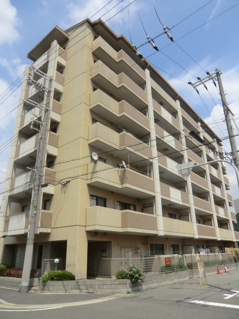 ロイヤルコート歌島の外観