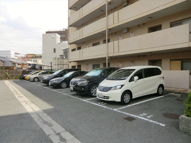 ロイヤルコート歌島の駐車場
