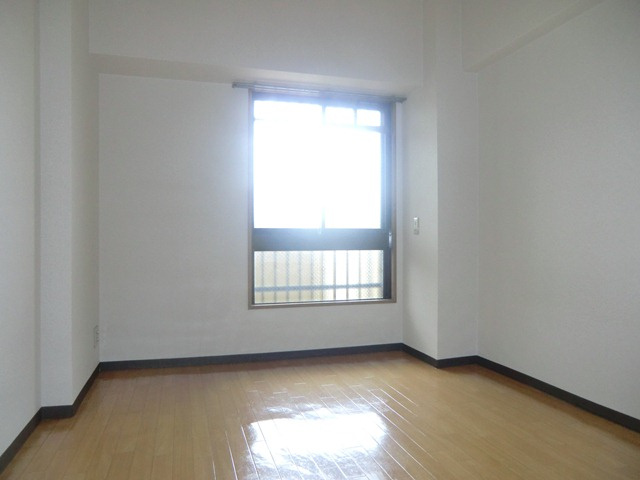 ロイヤルコート歌島の洋室