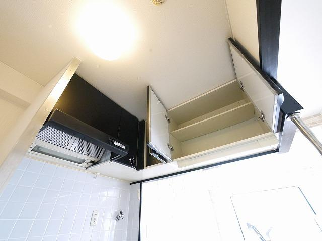 VISTA IMANISHIのキッチン|使いやすいキッチンで上部に収納もあります