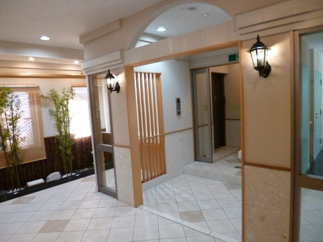 LEO参十四番館のエントランス