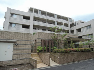 【外観】 | 高台に立地！前面が公園！重厚感のあるマンションです♪