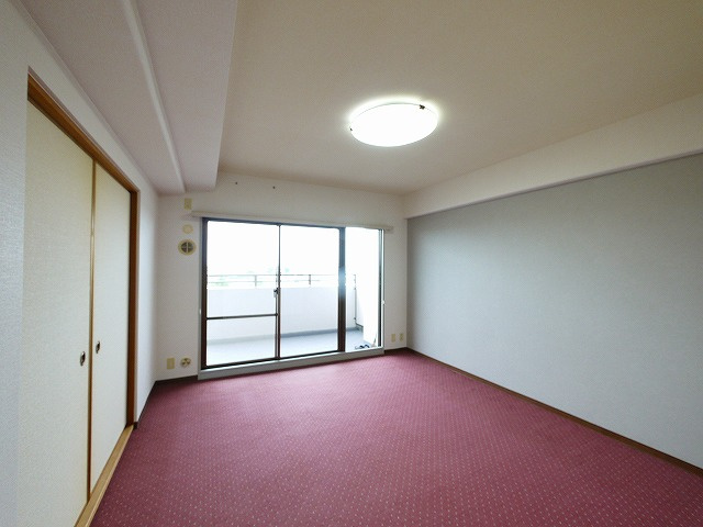 天理二階堂パーク・ホームズの洋室|こちらのリビングで趣味の時間をお楽しみください