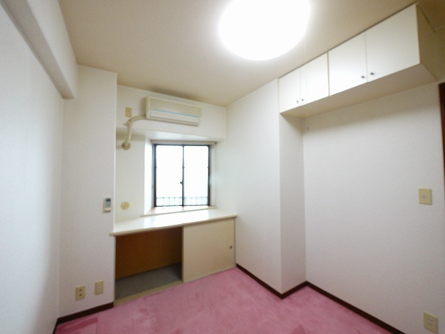 天理二階堂パーク・ホームズの洋室|きれいな洋室です