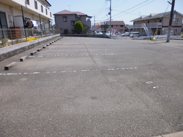 ルミナスハイツ2の駐車場